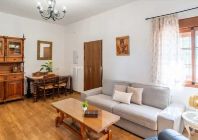 Casa Loire es un alojamiento rural en Casabermeja (Málaga) con salón con chimenea, cocina equipada, dormitorios confortables y zona exterior con piscina y barbacoa.