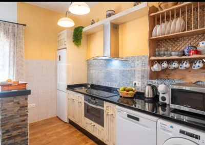 Casa Loire es un alojamiento rural en Casabermeja (Málaga) con salón con chimenea, cocina equipada, dormitorios confortables y zona exterior con piscina y barbacoa.