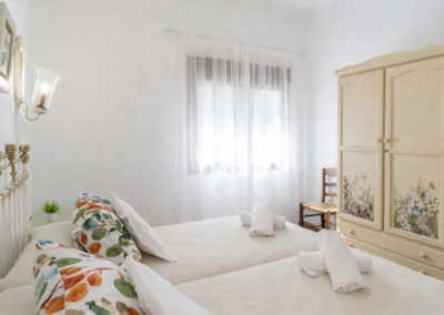 Casa Loire es un alojamiento rural en Casabermeja (Málaga) con salón con chimenea, cocina equipada, dormitorios confortables y zona exterior con piscina y barbacoa.