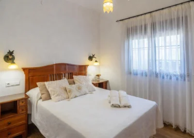 Casa Loire es un alojamiento rural en Casabermeja (Málaga) con salón con chimenea, cocina equipada, dormitorios confortables y zona exterior con piscina y barbacoa.