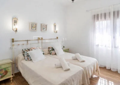 Casa Loire es un alojamiento rural en Casabermeja (Málaga) con salón con chimenea, cocina equipada, dormitorios confortables y zona exterior con piscina y barbacoa.