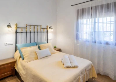 Casa Loire es un alojamiento rural en Casabermeja (Málaga) con salón con chimenea, cocina equipada, dormitorios confortables y zona exterior con piscina y barbacoa.