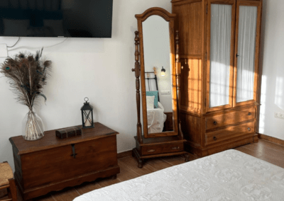 Casa Loire es un alojamiento rural en Casabermeja (Málaga) con salón con chimenea, cocina equipada, dormitorios confortables y zona exterior con piscina y barbacoa.