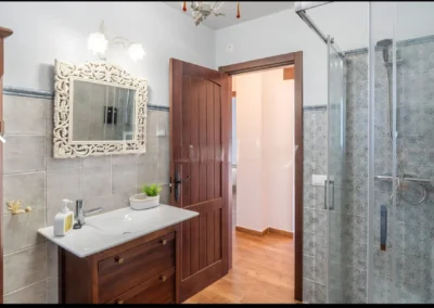 Casa Loire es un alojamiento rural en Casabermeja (Málaga) con salón con chimenea, cocina equipada, dormitorios confortables y zona exterior con piscina y barbacoa.