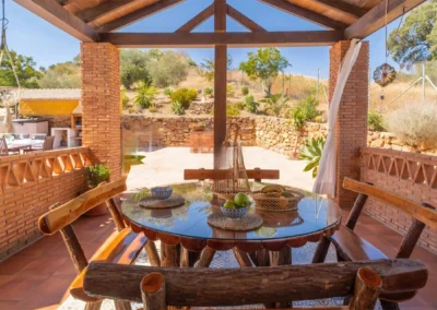 Acogedores espacios exteriores para el disfrute en Alojamiento Rural Casa Loire de Málaga: terrazas, jardín, barbacoa, porche comedor, piscina, etc.