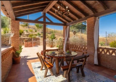 Acogedores espacios exteriores para el disfrute en Alojamiento Rural Casa Loire de Málaga: terrazas, jardín, barbacoa, porche comedor, piscina, etc.