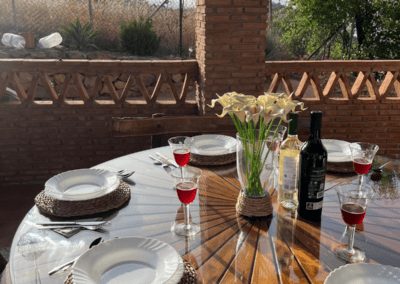 Acogedores espacios exteriores para el disfrute en Alojamiento Rural Casa Loire de Málaga: terrazas, jardín, barbacoa, porche comedor, piscina, etc.