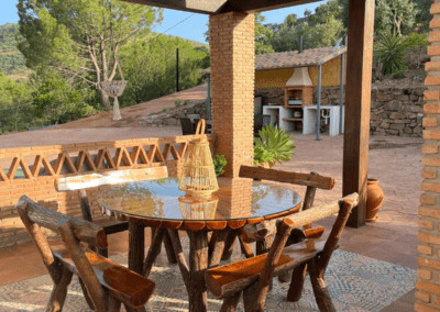 Acogedores espacios exteriores para el disfrute en Alojamiento Rural Casa Loire de Málaga: terrazas, jardín, barbacoa, porche comedor, piscina, etc.