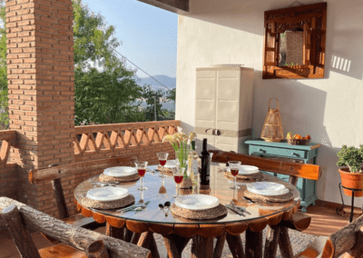 Acogedores espacios exteriores para el disfrute en Alojamiento Rural Casa Loire de Málaga: terrazas, jardín, barbacoa, porche comedor, piscina, etc.