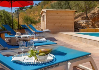 Piscina exterior y tumbonas para disfrute de la buena climatología de la zona en Casa Loire Alojamiento Rural en Casabermeja (Málaga)