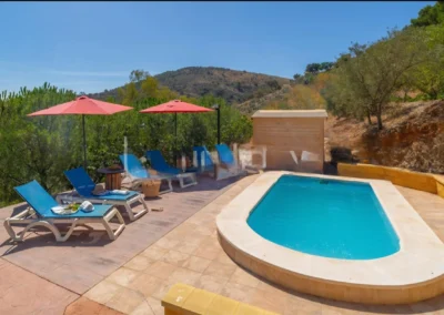 Piscina exterior y tumbonas para disfrute de la buena climatología de la zona en Casa Loire Alojamiento Rural en Casabermeja (Málaga)