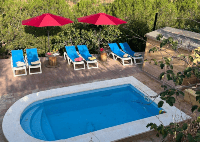 Piscina exterior y tumbonas para disfrute de la buena climatología de la zona en Casa Loire Alojamiento Rural en Casabermeja (Málaga)