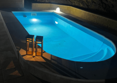 Piscina exterior y tumbonas para disfrute de la buena climatología de la zona en Casa Loire Alojamiento Rural en Casabermeja (Málaga)