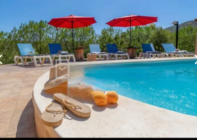 Piscina exterior y tumbonas para disfrute de la buena climatología de la zona en Casa Loire Alojamiento Rural en Casabermeja (Málaga)