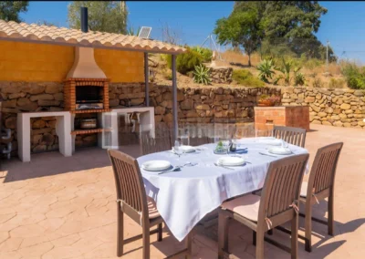 Acogedores espacios exteriores para el disfrute en Alojamiento Rural Casa Loire de Málaga: terrazas, jardín, barbacoa, porche comedor, piscina, etc.
