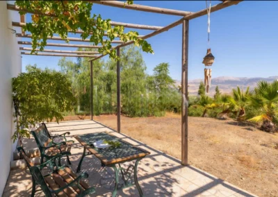 Acogedores espacios exteriores para el disfrute en Alojamiento Rural Casa Loire de Málaga: terrazas, jardín, barbacoa, porche comedor, piscina, etc.