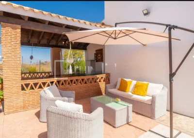 Acogedores espacios exteriores para el disfrute en Alojamiento Rural Casa Loire de Málaga: terrazas, jardín, barbacoa, porche comedor, piscina, etc.