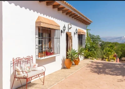 Acogedores espacios exteriores para el disfrute en Alojamiento Rural Casa Loire de Málaga: terrazas, jardín, barbacoa, porche comedor, piscina, etc.