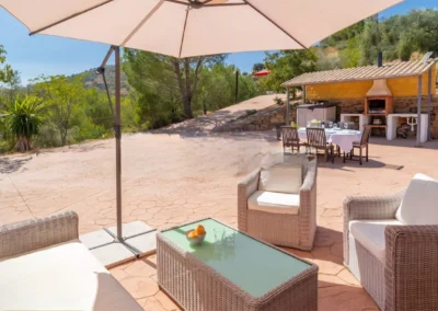 Acogedores espacios exteriores para el disfrute en Alojamiento Rural Casa Loire de Málaga: terrazas, jardín, barbacoa, porche comedor, piscina, etc.