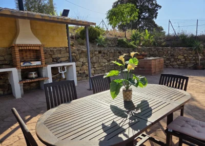 Acogedores espacios exteriores para el disfrute en Alojamiento Rural Casa Loire de Málaga: terrazas, jardín, barbacoa, porche comedor, piscina, etc.