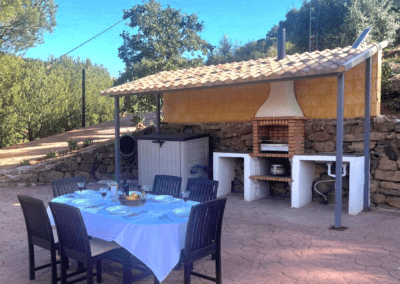 Acogedores espacios exteriores para el disfrute en Alojamiento Rural Casa Loire de Málaga: terrazas, jardín, barbacoa, porche comedor, piscina, etc.