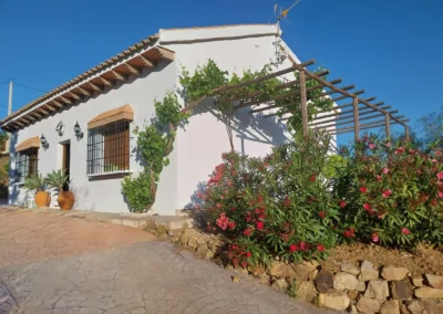 Casa Loire es un alojamiento rural en Casabermeja (Málaga) con salón con chimenea, cocina equipada, dormitorios confortables y zona exterior con piscina y barbacoa.