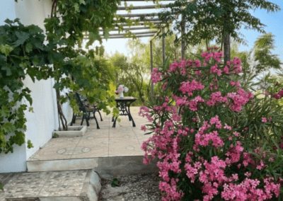 Casa Loire es un alojamiento rural en Casabermeja (Málaga) con salón con chimenea, cocina equipada, dormitorios confortables y zona exterior con piscina y barbacoa.