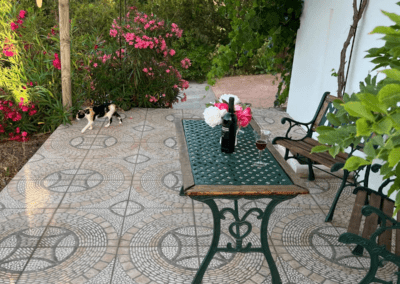 Terraza exterior con mesa de jardín en Casa Loire, alojamiento rural en Casabermeja