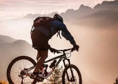 Ciclista de montaña al atardecer en paisaje montañoso cerca de Casa Loire, Málaga