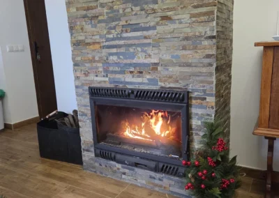 Casa Loire es un alojamiento rural en Casabermeja (Málaga) con salón con chimenea, cocina equipada, dormitorios confortables y zona exterior con piscina y barbacoa.